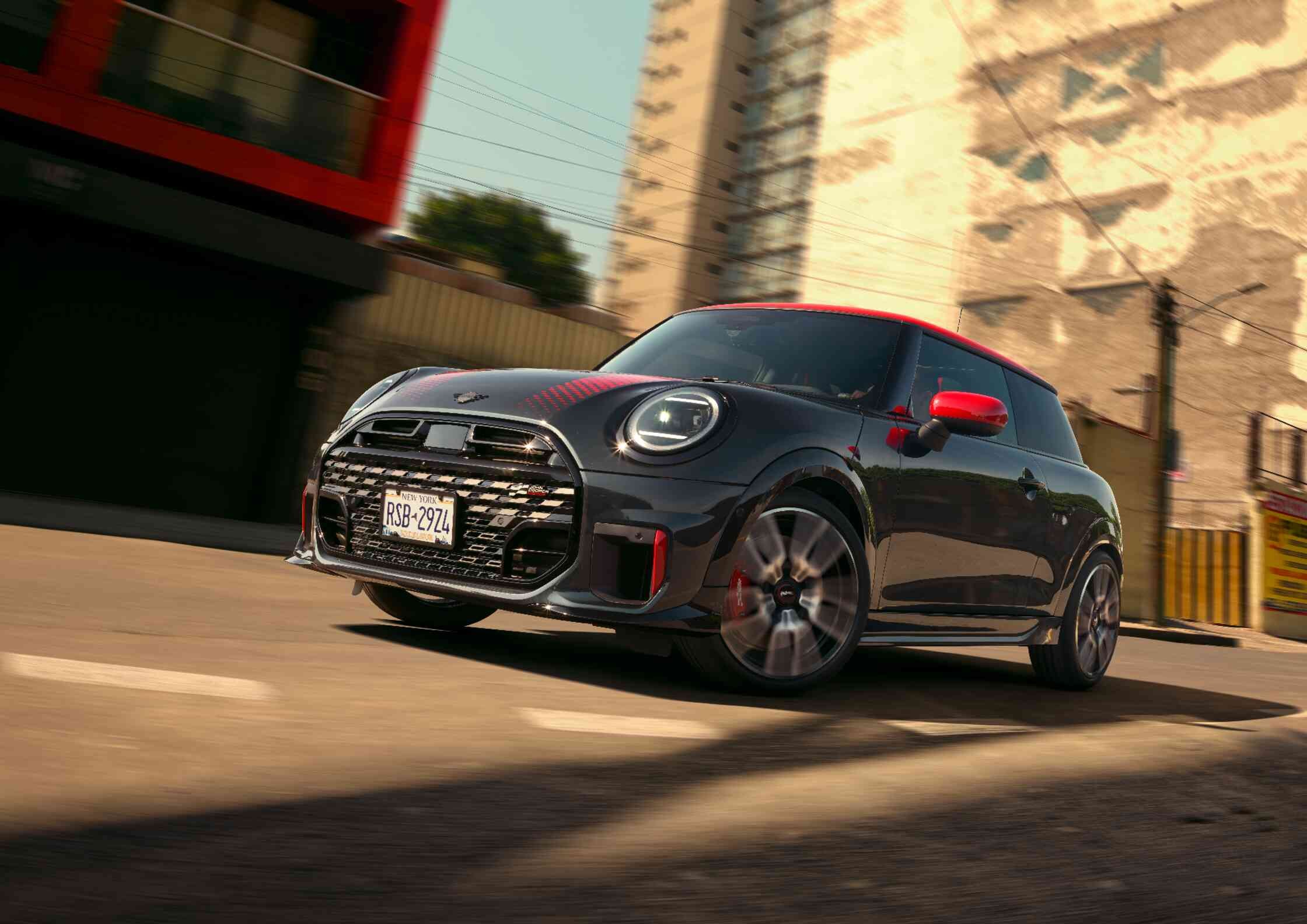 MINI John Cooper Works‏ - J01 JCW מבט מהצד